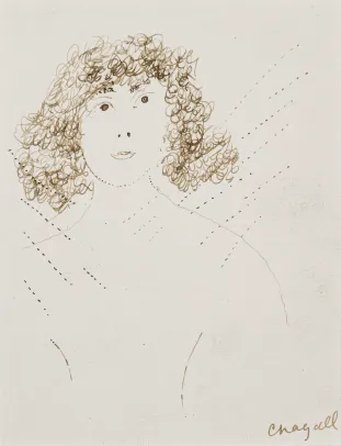 Kvinne med kruset hår 