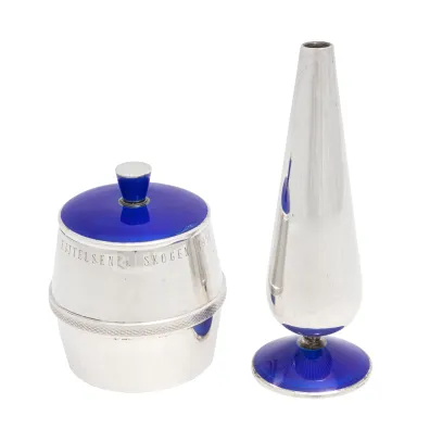 Vase og sigarettboks