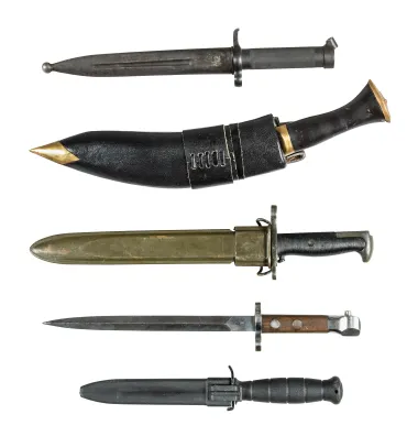 Gurkakniv og 4 bajonetter