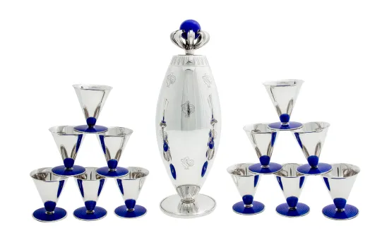 Cocktailshaker og 12 beger