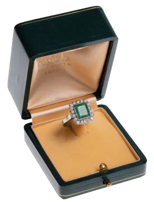 Ring med smaragd og diamanter