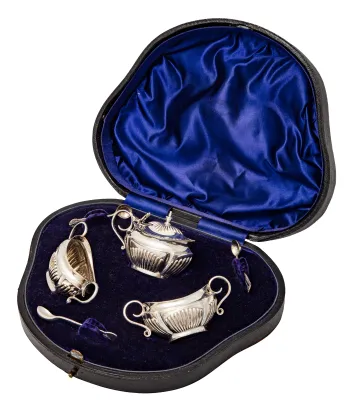 Et par saltkar og sennepskrukke