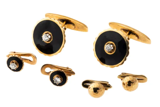 Et par mansjettknapper og to par skjorteknapper