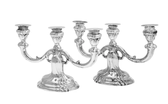 Et par lysestaker i sølv