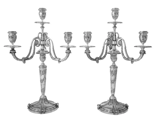 Et par kandelabre i sølv