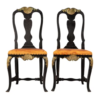 Et par høyryggede stoler