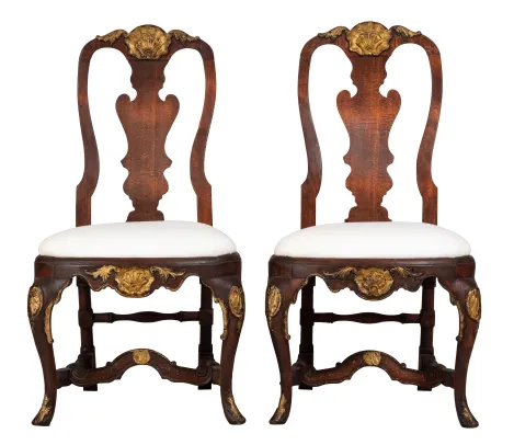 Et par høyryggede stoler