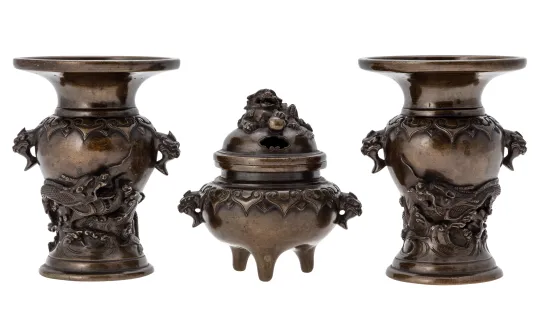 Et par vaser og røkelseskar