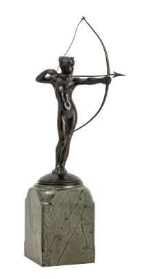 Kvinne med pil og bue