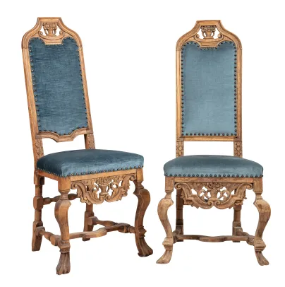 Et par høyryggede stoler